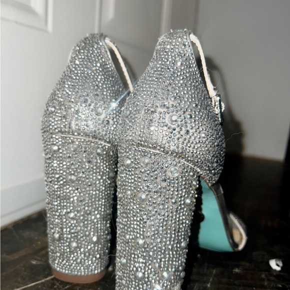 Heels - Picture 4 of 4